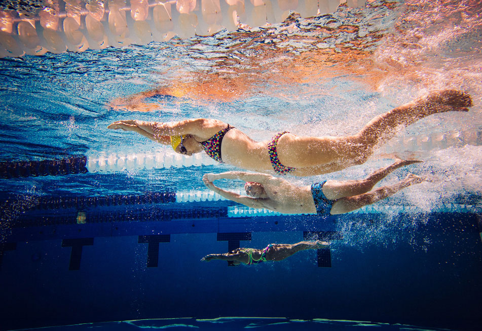 Plavci se potápějí v plaveckém bazénu