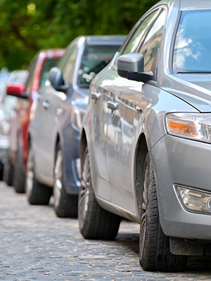 Na ulici podélně zaparkované auta zasebou