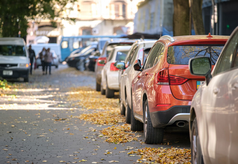 Zaparkované vozidla v úzké ulici