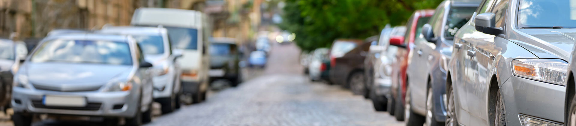 Zaparkovaná auta na obou dvou stranách jednosměrné ulice